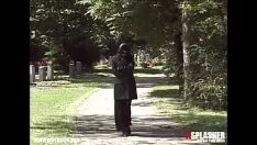 Oynat Mezarlığa işemek