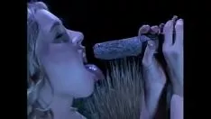 Abspielen Auf ihrer Reise in das Reich von Mordor füllt die fröhliche halbe Molva Molva inwun Muffigkeit ein massives Holzblasinstrument mit Schuhspanner