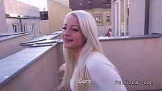 Abspielen Die Blondine gibt ihren verschwenderischen Job auf dem Dach in POV auf