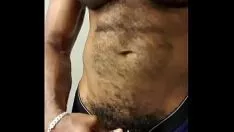 播放 变黑的光滑头发的肌肉胸部