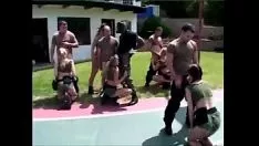 Reproducir Enseñanza de despilfarro de sexo con máquina militar