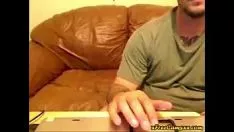 Jouer Une belle copine non professionnelle suce un détective et se fait baiser sur une webcam