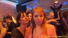 Reproducir Adolescentes descuidados chupan y follan stripteases en un partido político cfnm