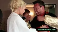 Odtwórz Gorące dziecko daje imponujące ugniatanie nuru 07
