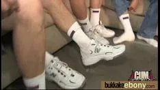Jouer Un adolescent caressant le sperme adore le bukkake brobdingnagian ! 8
