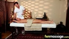 Afspelen Brunette gladgeschoren boezem jeugd baby pure climax 8