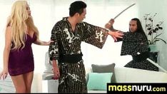Reproduzir Saia de cama dada é uma impressionante massagem japonesa 26