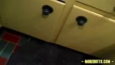 Играть Брюне выдавливает клизму из клизмы