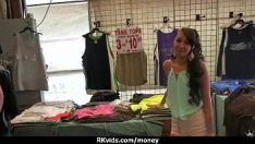 تشغيل تنورة غير احترافية تخضع للمال مقابل 30