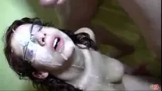 Oynat Gözlüklü bir kadın için iyi bir bukkake