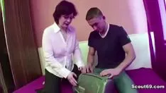 Reproduzir Mamãe faz o jovem pisar no filho para foder seu gatinho de cabelo liso