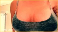 Jouer Chemise mouillée sans soutien-gorge pour femme avec de gros seins