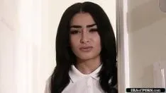 Reproducir Estudiante virgen casi es pillada follando