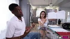 再生 レアナ・ラブズはアフリカの研究で助けが必要でした