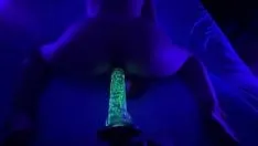 Jouer Une milf chaude adore se faire bourrer par son jouet qui brille dans le noir