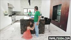 Reproduzir Enteada e padrasto se escondendo da esposa
