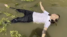 Abspielen Weißes wetlook-t-shirt unten an der flussmündung