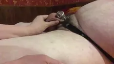 Jouer La dame ramassée a été choquée et surprise par mon pénis verrouillé dans la petite cage de chasteté. mais j'ai ensuite commencé à jouer avec lui et mes couilles avec curiosité. pas de sperme.