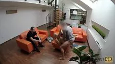 تشغيل مطاردة أسفل دولتشي فينجانزا دي فليرت دي سو نوفيو