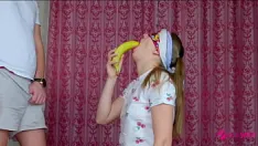 Jouer Le demi-frère a trompé sa demi-soeur lorsqu'elle a réussi un défi avec de la nourriture et l'a séduite pour une pipe et un premier rapport sexuel ! vidéo porno de jeu de rôle chaud par nata sweet