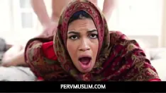 Играть Pervmuslim - сводная сестра-девственница-мусульманка в хиджабе трахает сводного брата - Майя Фаррелл