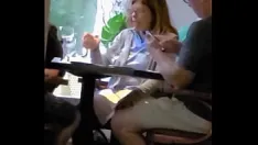 Reproducir Una señora mayor no podía dejarse puestas sus sandalias birkenstock durante una cena en un restaurante.