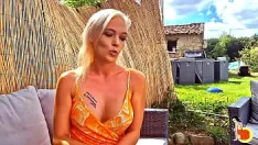 Reproduzir Adolescente loira gostosa com piercing no mamilo fodida duramente por um pau forte