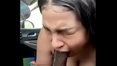 Reproduzir Casal de ébano fazendo sexo no carro em público