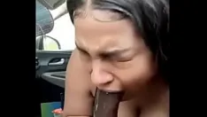 Reproducir Pareja de ébano teniendo sexo en el coche en público