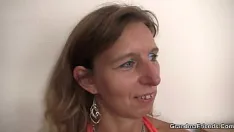 Jouer Grand-mère poilue profite de deux grosses bites à la fois