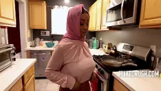 Reproduzir Ébano curvilíneo em hijab cavalga como uma estrela de fogo abundante