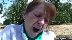 Jouer Un étranger guérit une mamie de 70 ans aux gros seins blessée