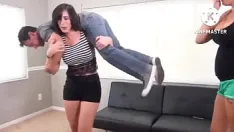 تشغيل أمازون فانيسا وصديق يرفعان رجلاً صغيرًا (مستأجر)
