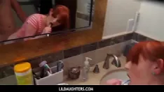تشغيل Lildaughters - سخيف ابنة زوجة كريستال الأوركيد في حين أنها تنظف أسنانها