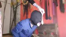 Abspielen Spermaspiele. die domina bringt gebrauchte kondome und schüttet den inhalt über den kopf ihres sklaven.