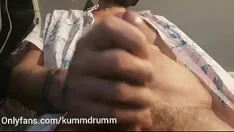 Jouer Mets ce plug dans ton cul de salope pendant que je te taquine avec ma bite