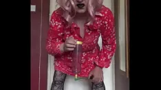 Abspielen Bisexueller crossdresser liebt pisse so sehr, dass er deine direkt aus deiner blase schlucken möchte