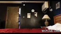 播放 情绪化和有角的无色婴儿得到了刑警完全红热的洞