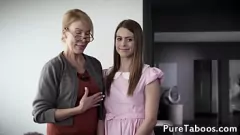 تشغيل قلصت في سن المراهقة فاتنة Deepthroats ممنوع خطوة الديك في الثلاثي المحرمات