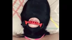 Redare Casnică în mască și ball-Gag devine hardcore cu degetele