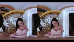 Redare Bruneta Stunner dă o muie intensă în POV și ia o ejaculație