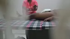 Redare Cameră ascunsă din centrul de masaj din Srilanka: prins pe bandă - Handjob fierbinte și Bulging Bulge