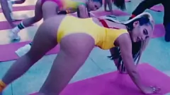 播放 Dua Lipa 的高强度锻炼：10 分钟慢动作性感摇屁股