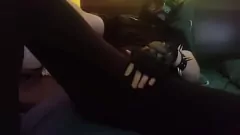 Reproducir El coño sobreestimulado de Pre-OP FtM Bot Drone a través de leggings