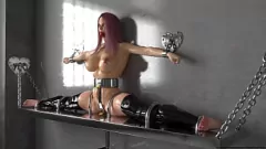 Reproduzir Hardcore 3D Metal Bondage Fetish: Novo jogo pornô com peitos maduros e grandes