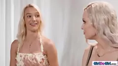Afspelen Kenna James en Kenzie Taylor in een stomende lesbische 69 sessie