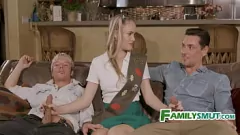 चलाएँ Stepdad किशोर स्काउट स्टेपिस के साथ भाग्यशाली हो जाता है