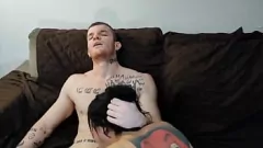 Riproduci La bionda tatuata si scatena su grande cazzo
