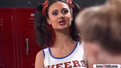 Afspelen Cheerleader lesbiennes Eliza Ibarra en Coco Lovelock in stomende kleedkamer ontmoeting