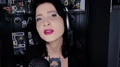 Reproducir Habla alemana de Cuckold con Lou Nesbit y Lia Louise